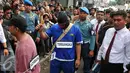 Tersangka JL melakukan reka ulang saat menikam aktivis Jopi Peranginangin, Kemang, Jakarta, Kamis (11/06/2015). Proses rekonstruksi tersebut terdiri dari 31 reka adegan yang diperankan oleh tersangka dan saksi-saksi. (Liputan6.com/Andrian M Tunay)