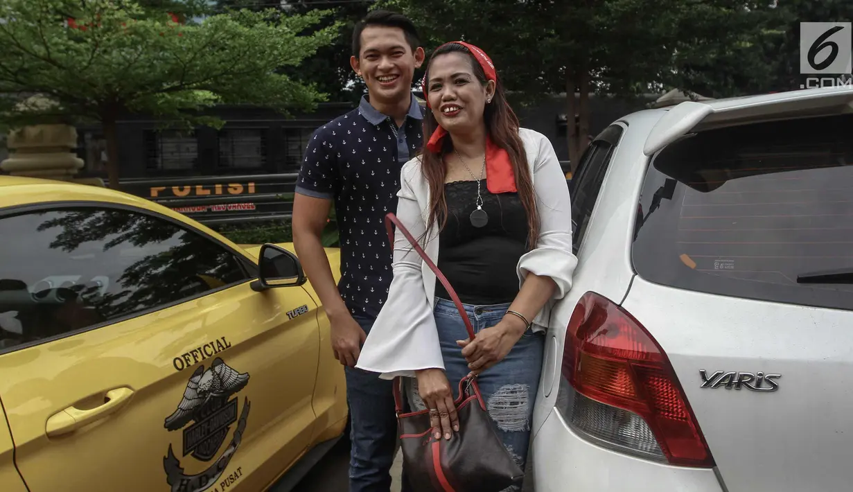 Elly Sugigi bersama pacarnya Irfan Sbaztian berpose saat menghadiri acara penandatanganan MoU pemberantasan dan penyalahgunaan narkoba di lingkungan artis di Mapolres Metro Jakarta Selatan, Kamis (22/2). (Liputan6.com/Faizal Fanani)