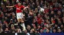 Pemain Manchester United, Sergio Reguilon (kiri) berduel udara dengan pemain FC Copenhagen, Peter Ankersen pada laga Grup A Liga Champions 2023/2024 di Old Trafford, Manchester, Inggris, 24 Oktober 2023. (AFP/Paul Ellis)