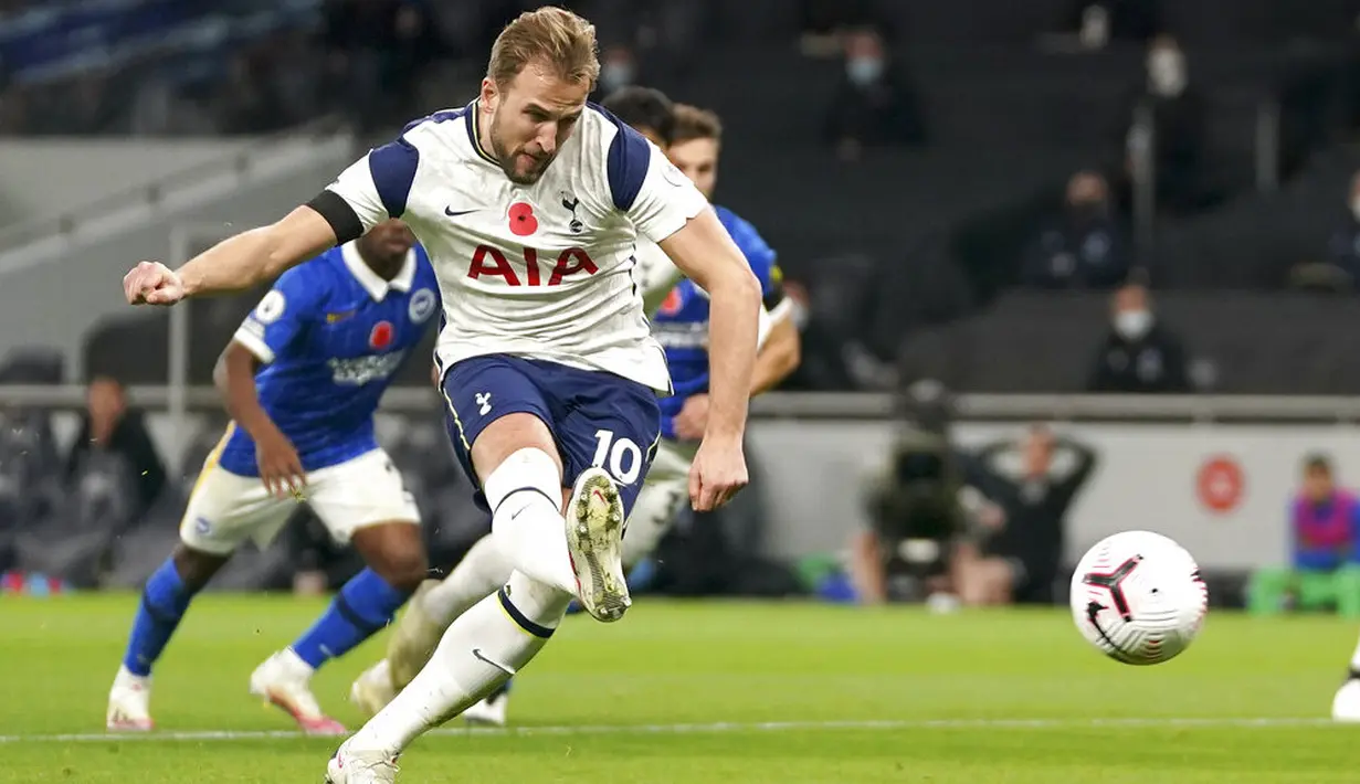 Striker Tottenham Hotspur, Harry Kane, melepaskan tendangan penalti saat melawan Brighton & Hove Albion pada laga Liga Inggris di London, Minggu (1/11/2020). Tottenham menang dengan skor 2-1. (John Walton/Pool via AP)