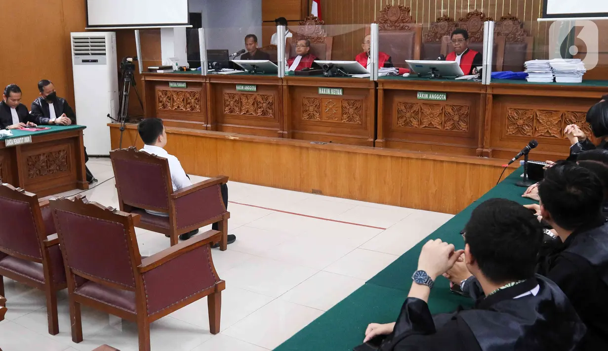 Suasana saat terdakwa kasus obstruction of justice atau merintangi penyidikan pembunuhan berencana Brigadir Nofriansyah Yosua Hutabarat alias Brigadir J, Arif Rachman Arifin menjalani sidang lanjutan di Pengadilan Negeri Jakarta Selatan, Kamis (23/2/2023). Sidang tersebut beragenda pembacaan vonis oleh majelis hakim. (Liputan6.com/Herman Zakharia)