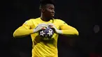 Kiper Inter Milan, Andre Onana memegang bola selama pertandingan sepak bola final Liga Champions UEFA antara Inter Milan dan Manchester City di Stadion Olimpiade Ataturk di Istanbul, pada 10 Juni 2023. (AFP/Marco Bertorello)