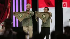 Capres-Cawapres nomor urut 3 Ganjar Pranowo (kiri) dan Mahfud MD (kanan) sesaat sebelum Debat Keempat Pilpres 2024 di Jakarta Convention Center (JCC), Jakarta, Minggu (21/1/2024). (Liputan6.com/Angga Yuniar)