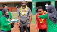 Pengalungan bunga kepada pelatih Persipura, Jacksen F. Tiago, dan Todd Rivaldo Ferre oleh anggota Slemanona di Stadion Maguwoharjo, Rabu (18/9/2019). (Bola.com/Vincentius Atmaja)