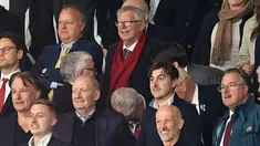 Ekspresi mantan pelatih Manchester United, Sir Alex Ferguson saat Setan Merah berhasil menang come back atas Lyon dalam laga leg 2 Perempat Final Liga Europa 2024/2025 di Old Trafford, Manchester, Inggris, Jumat (18/04/2025) dini hari WIB. (AFP/Oli Scarff)