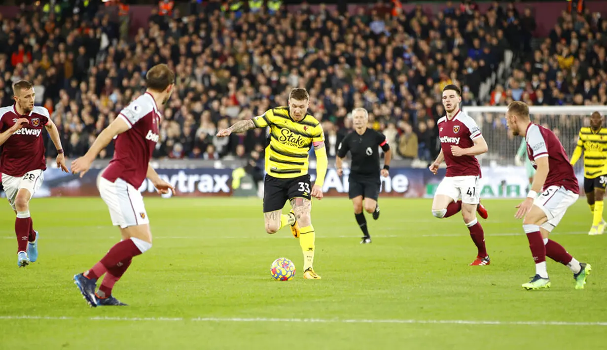 Pemain Watford Ismaila Sarr (tengah) mencoba berlari melewati pertahanan West Ham United pada pertandingan sepak bola Liga Inggris di Stadion London, London, Inggris, 8 Februari 2022. West Ham United menang 1-0. (AP Photo/David Cliff)