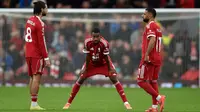 Penyerang Liverpool asal Swedia #09, Alexander Isak (tengah), gelandang Liverpool asal Hongaria #08, Dominik Szoboszlai (kiri), dan penyerang Liverpool asal Mesir #11, Mohamed Salah, menunggu babak kedua dimulai dalam pertandingan&nbsp;Premier League antara Liverpool dan Manchester United di Anfield, Liverpool, Inggris barat laut, pada 19 Oktober 2025. (PETER POWELL/AFP)