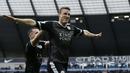 Pemain Leicester City, Robert Huth merayakan golnya saat melawan Manchester City pada lanjutan Liga Premier Inggris pekan ke-25 di Etihad Stadium, Manchester, Sabtu (6/2/2016). (AFP/Adrian Dennis) 