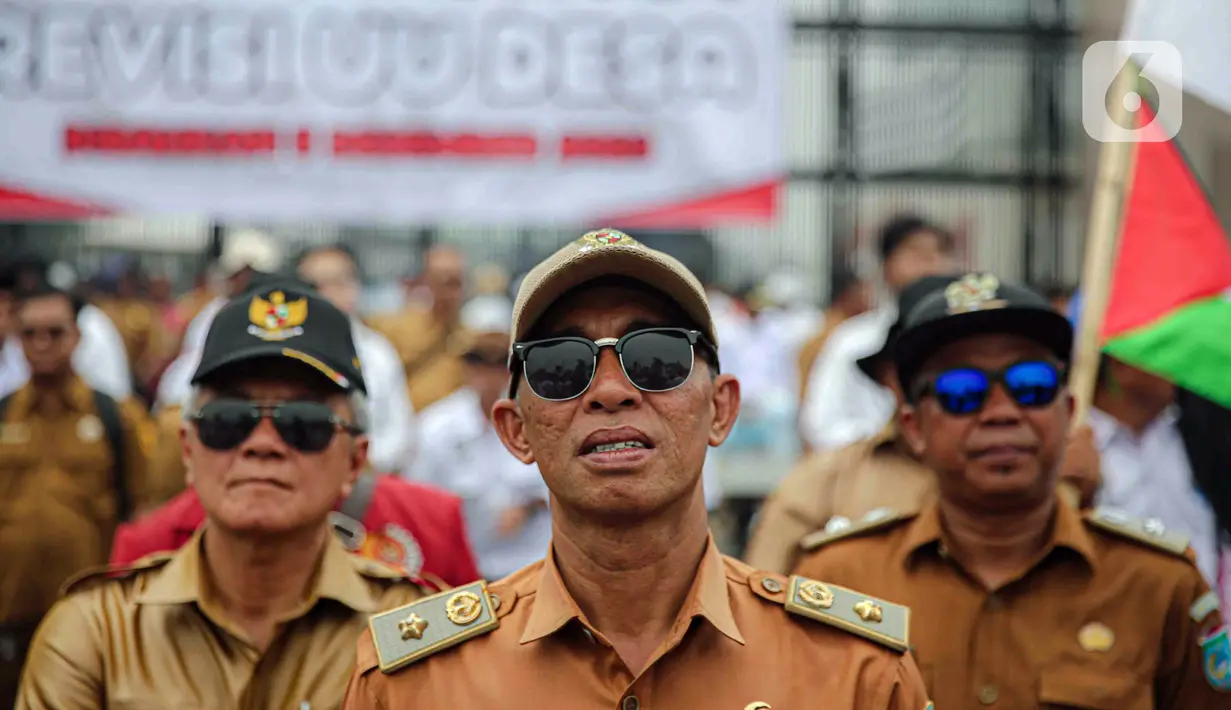 Sebelumnya, pada tanggal 7 November 2023, sejumlah perwakilan desa menemui Presiden Joko Widodo atau Jokowi di Istana Kepresidenan, Jakarta. Dalam pertemuan tersebut, Presiden Jokowi mendengarkan aspirasi mengenai revisi UU Desa. (Liputan6.com/Faizal Fanani)