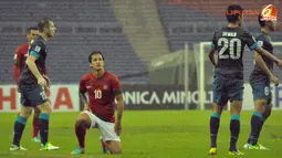 Pemain Indonesia, Irfan Bachdim bangkit kembali setelah mendapat pelanggaran keras dari pemain Singapura dalam  Laga Piala AFF Suzuki 2012 antara Indonesia vs Singapura di Stadion Bukit Jalil, Kuala Lumpur, Malaysia, Rabu 28 November 2012. Pertandingan di
