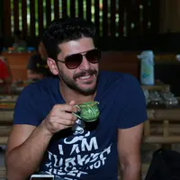 Emre Kivilcim pemeran Selim di serial 'Elif' mencicipi kopi luwak di tempat pembuatan kopi di Bali, Teba Sari Bali Agrotourism, pada Rabu (26/8/2015). (Deki Prayoga/Bintang.com)