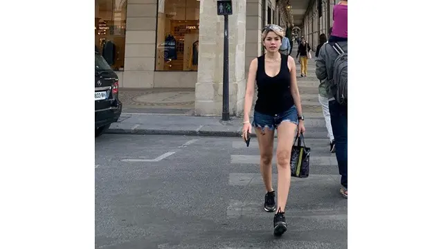 6 Gaya Liburan Nikita Mirzani di Prancis, Dari Belanja Hingga Bertemu Lenny Kravitz