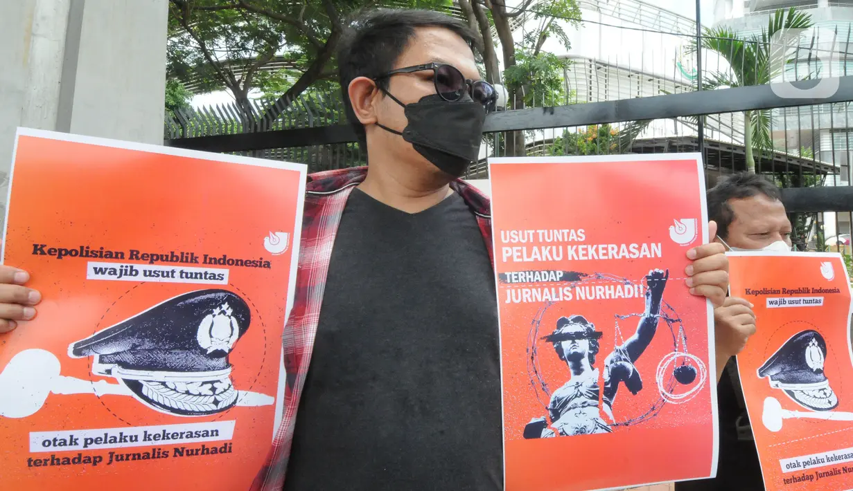 Aliansi Jurnalis Independen (AJI) saat aksi demo solidaritas kasus penganiayaan jurnalis Surabaya, di Kejaksaan Agung, Jakarta, Rabu (1/12/2021). AJI juga mendesak Kepolisian bekerja profesional mengungkap pelaku lain yang terlibat penganiayaan terhadap jurnalis Nurhadi. (merdeka.com/Arie Basuki)