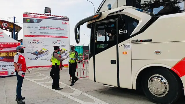 Jumlah kendaraan yang melanggar aturan Pembatasan Sosial Berskala Besar (PSBB) di Tol Jakarta Outer Ring Road seksi S (JORR-S) selama dua pekan terakhir telah berkurang. (Dok Hutama Karya)