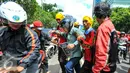 Pendemo membantu pengendara motor untuk masuk ke jalur Transjakarta, Jakarta, Rabu (4/5). Ribuan bidan desa menggelar aksi demo dan menutup akses jalur lambat di depan kantor Kemenkes menyebabkan kemacetan panjang. (Liputan6.com/Yoppy Renato)