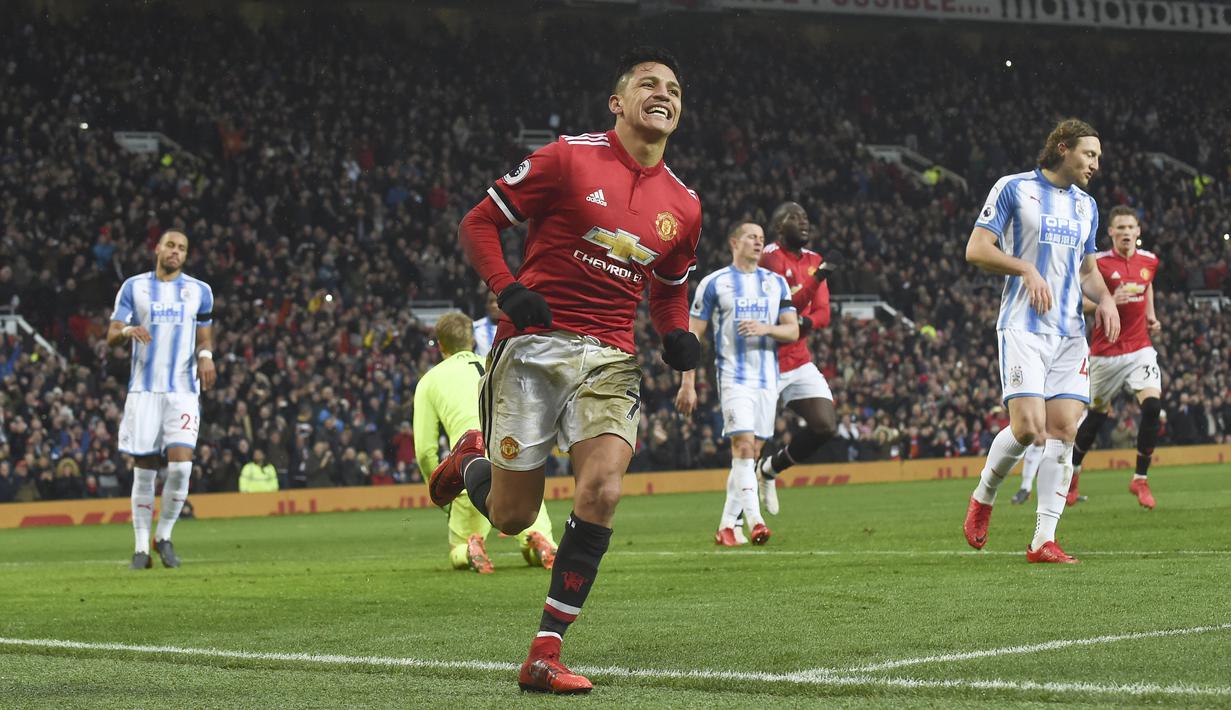 Pemain anyar Manchester United, Alexis Sanchez merayakan golnya ke gawang Huddersfield Town pada laga Premier League di Old Trafford, Manchester, (3/2/2018). MU menang 2-0. (AFP/Paul Ellis)