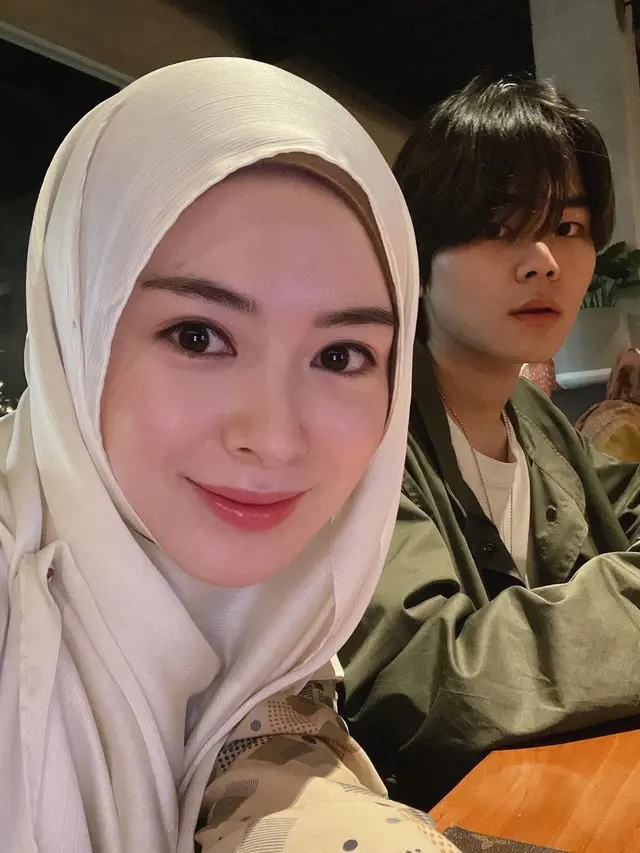 6 Potret Kedekatan Ayana Moon dan Sang Adik yang Ikut Jadi Mualaf, Adem Banget