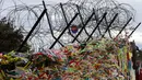 Ribuan pita bertuliskan pesan damai antara Korea Selatan dan Korea Utara menghiasi pagar kawat di Paviliun Imjingak, Paju, Korea Selatan, Senin (5/3). (AP Photo/Lee Jin-man)