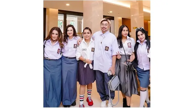 6 Potret Geng Sosialita 'Kepompong' di Ulang Tahun Ussy Sulistiawaty, Curi Perhatian