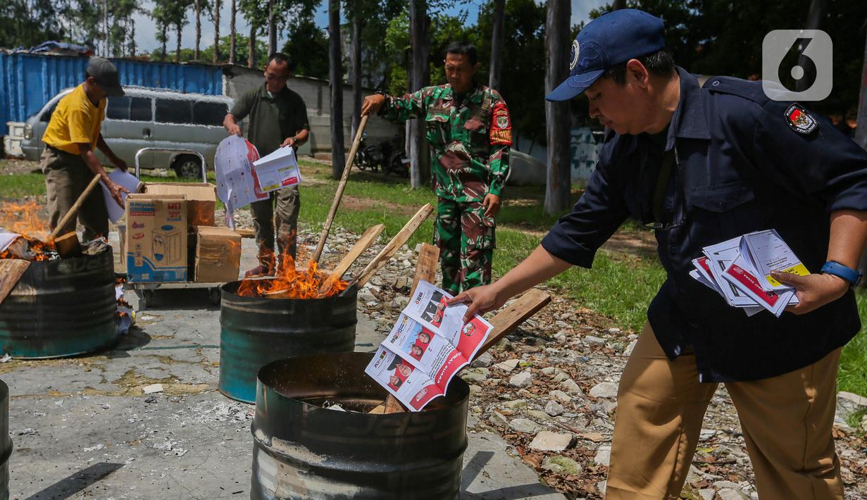 Anggota Komisi Pemilihan Umum Republik Indonesia (KPU-RI) didampingi personel TNI dan Polri serta Bawaslu memusnahkan surat suara Pemilu 2024 untuk pemilihan luar negeri di gudang logistik KPU, Kecamatan Benda, Kota Tangerang, Selasa (13/2/2024). (Liputan6.com/Angga Yuniar)