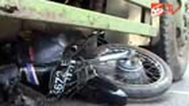 Korban tewas dengan kondisi mengenaskan sedangkan sepeda motor korban tersangkut di kolong truk. 