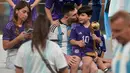 Pemain Argentina Lionel Messi mencium anaknya setelah mengalahkan Prancis pada pertandingan sepak bola final Piala Dunia 2022 di Stadion Lusail, Lusail, Qatar, 18 Desember 2022. Argentina menang 4-2 atas Prancis melalui drama adu penalti setelah pertandingan berakhir imbang 3-3. (AP Photo/Martin Meissner)
