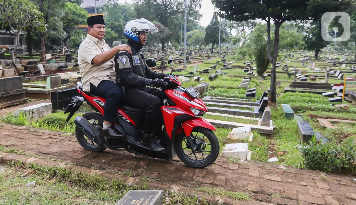 Calon Presiden nomor urut 2 Prabowo Subianto (belakang) dibonceng sepeda motor menuju makam ayahnya Soemitro Djojohadikusumo di Tempat Pemakaman Umum (TPU) Karet Bivak, Jakarta, Kamis (15/2/2024). (Liputan6.com/Angga Yuniar)