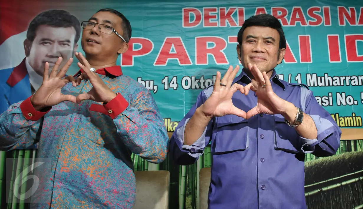 Ketua Umum Partai Islam Damai Aman (Idaman) Rhoma Irama (kanan) bersama sejumlah pengurus Partai Idaman, Jakarta, Senin (14/10/2015). Partai Idaman akan dideklarasikan pada 1 Muharram (14 Oktober 2015). (Liputan6.com/Johan Tallo)