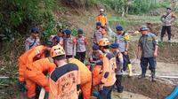 Petugas Tim SAR Tengah Menyiapkan Sejumlah Alat Untuk Mencari Korban Hilang Akibat Tertimbun Longsor di Sukajaya, Bogor, Jawa Barat, Senin (13/1/2020). (Foto: Achmad Sudarno/Liputan6.com)