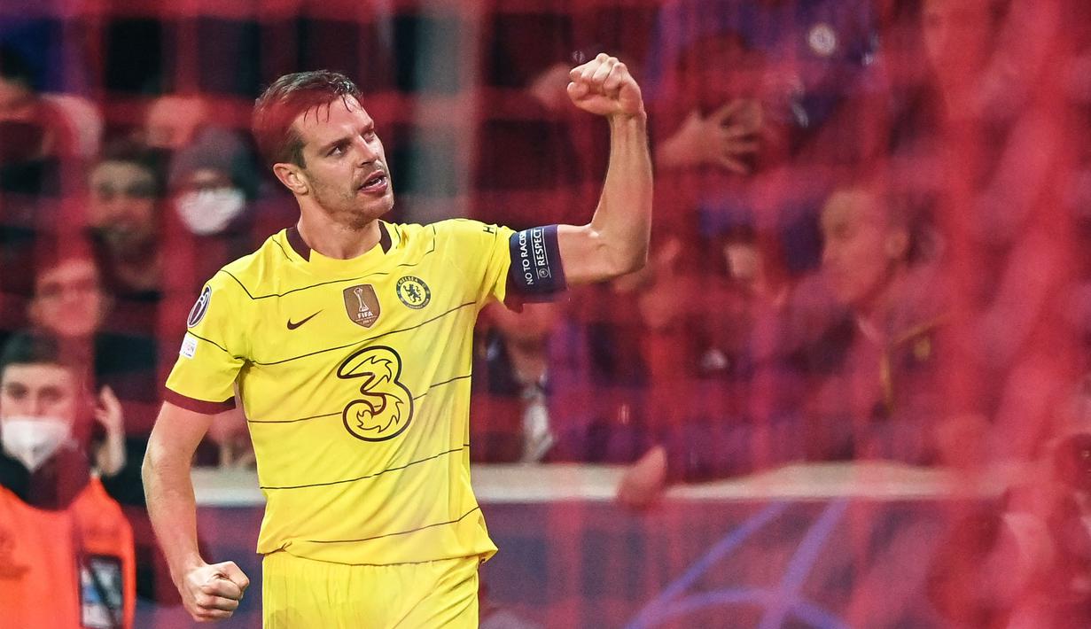 Meski Les Dogues cukup menguasai penguasaan bola, mereka malah kembali kebobolan di babak kedua. Cesar Azpilicueta sukses mengkonversi umpan silang yang diberikan oleh Mason Mount lewat sepakan kaki kanannya. (AFP/Franck Fife)