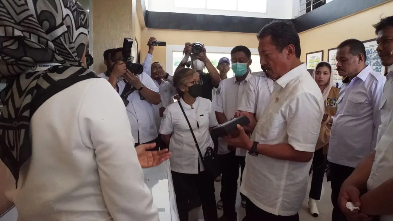 Menteri Kelautan dan Perikanan Sakti Wahyu Trenggono menyerahkan alat pantau otomatis kepada nelayan dan pemerintah daerah Wakatobi.