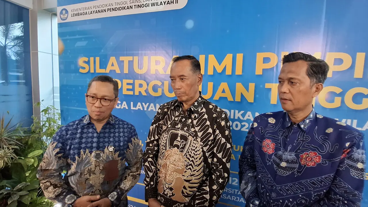 Wamendikti Saintek, Prof. Dr. Fauzan (tengah), Rektor UBL, Prof. Dr. Ir. Yusuf S Barusman (kaca mata) dan Ditjen Dikti Kemendikti Saintek, Prof. Dr. Muhammad Najib. Foto : (Liputan6.com/Ardi).