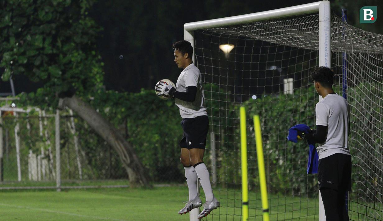 Syahrul Trisna Fadillah menjadi salah satu kiper yang dipanggil ke Timnas Indonesia. Penampilan apiknya bersama Persikabo 1973 di BRI Liga 1 membuat Shin Tae-yong tertarik menggunakan jasanya. (Bola.com/M Iqbal Ichsan)