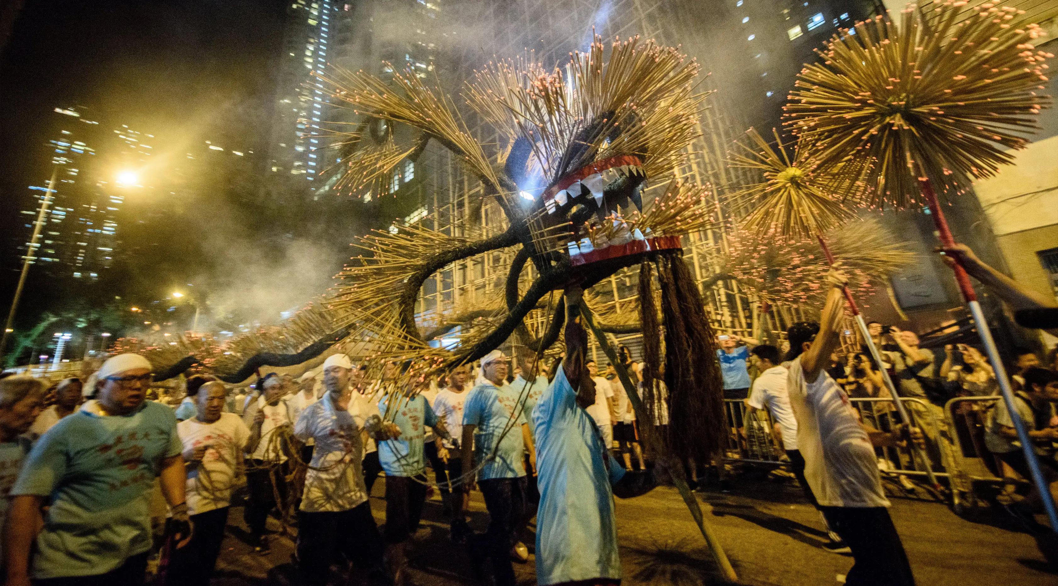 Penampilan tari Naga Api Tai Hang yang menghibur warga setempat dan pengunjung di Hong Kong (3/10). (AFP Photo/Anthony Wallace)