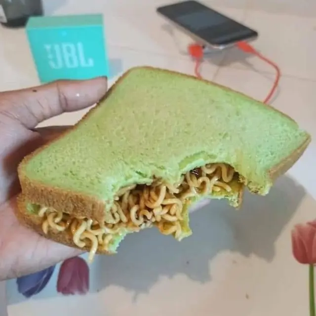 7 Potret Makan Mi Instan Nyeleneh ala Warganet Bikin Garuk Kepala