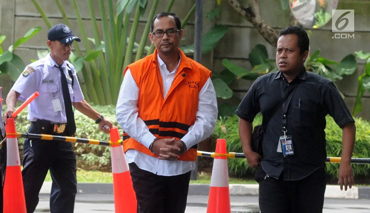 Kepala Kantor Wilayah (Kakanwil) Kemenag Jawa Timur Haris Hasanudin Muafaq Wirahardi (tengah) tiba di Gedung KPK, Jakarta, Kamis (21/3). Haris menjalani pemeriksaan perdana pascaterjaring dalam operasi tangkap tangan (OTT) KPK. (merdeka.com/Dwi Narwoko)