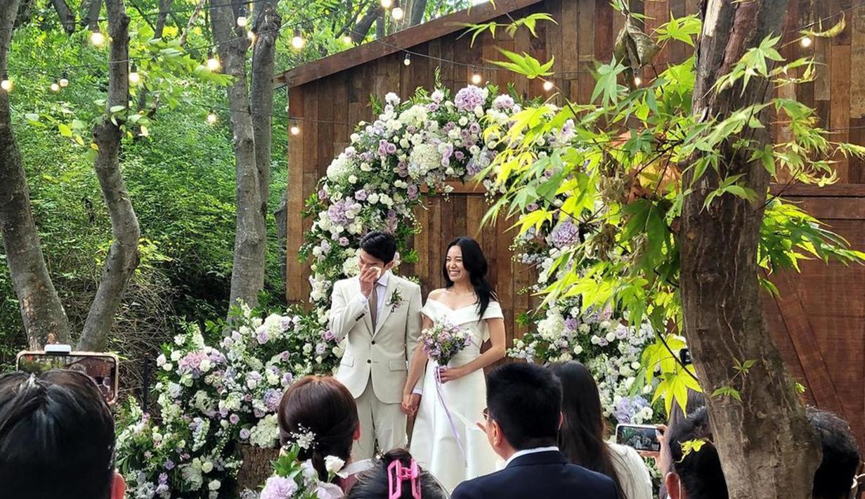 Di momen pesta pernikahannya, tampak Jang Hansol tengah menyeka air mata harunya di samping Jeanette Ong. Pria yang dikenal jago bahasa Jawa ini tampil tampan dengan mengenakan jas putih, begitu pula Jeannete Ong yang tampak anggun dan cantik dalam balutan gaun panjang model sabrina. (Liputan6.com/IG/@hansoljang110)