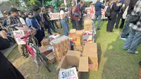 Warga Bagikan Makanan Gratis untuk Mahasiswa Demo di Tugu Tani