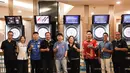 Ketua Dewan Pembina PORADI, Hendy Lim, menganggap kehadiran Darts Station di FX Sudirman sebagai pencapaian dalam perkembangan olahraga darts di tanah air. Tampak dalam foto, Ketua Dewan Pembina PORADI, Hendy Lim (tengah) saat peluncuran Darts Station di lantai F7 FX Sudirman, Senayan, Jakarta pada Sabtu (15/11/2025). (Bola.com/Abdul Aziz)