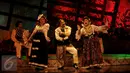 Pemain Teater Koma mementaskan teater dengan lakon Inspektur Jendral di Gedung Kesenian Jakarta, Kamis (5/11). Produksi Teater Koma ke-142 ini menceritakan tentang Walikota Korup dengan menggunakan konsep pewayangan. (Liputan6.com/Gempur M Surya)