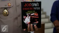 Penampakan sampul depan buku Jokowi Undercover yang ditunjukan di Kadivhumas Polri, Jakarta, Selasa (3/1). Dalam bukunya, Bambang menyebut Jokowi telah memalsukan data saat mengajukan diri sebagai calon presiden 2014 lalu. (Liputan6.com/Johan Tallo)