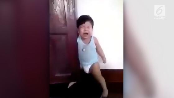VIDEO: Lucu Banget, Balita Pura-pura Kejepit Pintu