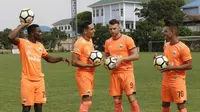 Pemain Persija Jakarta, Marko Simic, Jaimerson, Osas Saha dan Renan Da Silva, berbincang saat melakukan sesi foto di Lapangan Sutasoma, Jakarta, Jumat (07/12). Persija akan berhadapan dengan Mitra Kukar. (Bola.com/M Iqbal Ichsan)