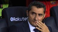 Pelatih Barcelona, Ernesto Valverde, mengamati anak asuhnya saat melawan Malaga pada laga La Liga di Stadion Camp Nou, Barcelona, Sabtu (21/10/2017). Barcelona menang 2-0 atas Malaga. (AFP/Josep Lago)