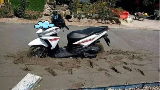 6 Potret Motor Terjebak di Jalan Cor Basah Ini Bikin Elus Dada