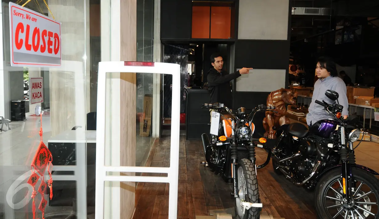 Penggemar motor besar melihat-lihat motor Harley Davidson di showroom PT Mabua Motor Indonesia, Jakarta, Kamis (11/2/2016). PT Mabua Motor Indonesia berkomitmen akan tetap memberikan layanan purna jual, suku cadang, dll. (Liputan6.com/Helmi Fithriansyah)