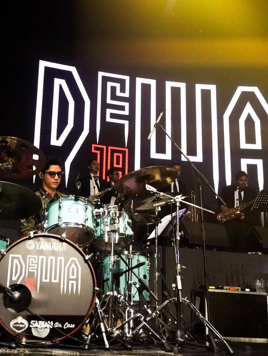 Al Ghazali, mengenakan kacamata hitam tampil sebagai bintang tamu di konser Dewa 19. (Foto: Instagram/@duljaelani)
