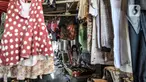 Anak-anak bermain di permukiman padat penduduk kawasan Cakung, Jakarta, Senin (15/2/2021). Badan Pusat Statistik (BPS) mengungkapkan persentase penduduk miskin Indonesia naik 0,97 persen akibat pandemi Covid-19 atau meningkat 2,76 juta orang pada September 2020. (merdeka.com/Iqbal S Nugroho)
