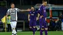 Ekspresi striker Juventus, Mario Mandzukic (kiri), setelah mencetak gol ke gawang Fiorentina dalam lanjutan Serie A di Stadion Artemio Franchi, Firenze, Senin (25/4/2016) dini hari WIB. (AFP/Alberto Pizzoli)