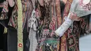 Menteri Kelautan dan Perikanan, Susi Pudjiastuti bersama desainer Anne Avantie seusai berjalan di catwalk memperagakan busana bertajuk Badai Pasti Berlalu pada perhelatan Jakarta Fashion Week 2019 di Sency, Selasa (23/10). (Liputan6.com/Faizal Fanani)